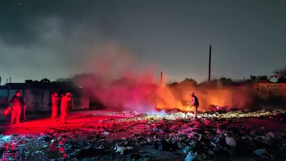 Protección Civil controla incendio en panteón Domingo de Ramos