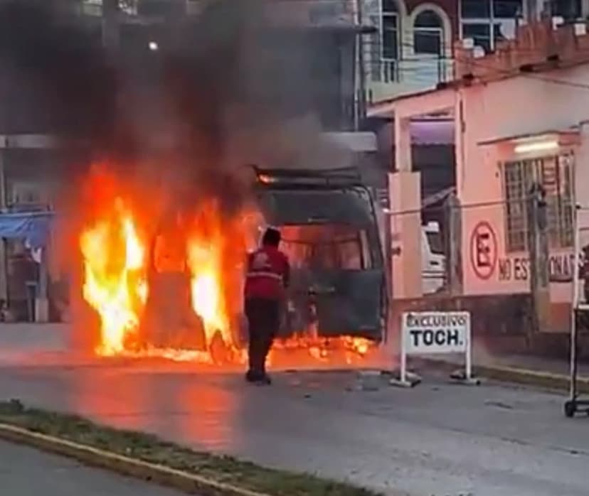 Se incendia camioneta pasajera en Matías Romero