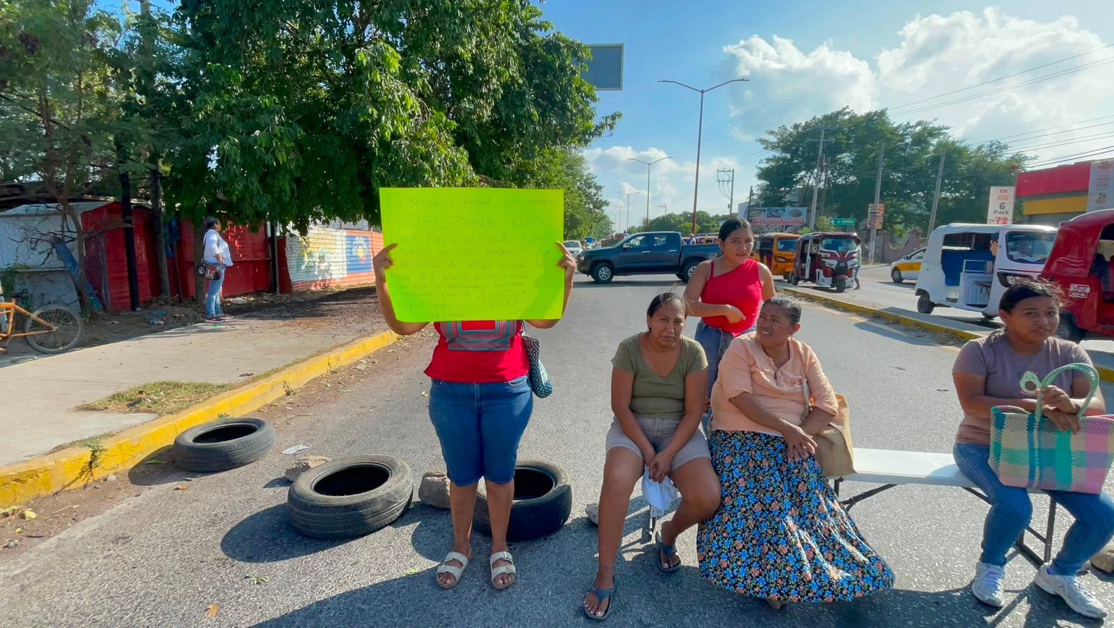 Bloquean la Transístmica para exigir la liberación de familiar detenido 