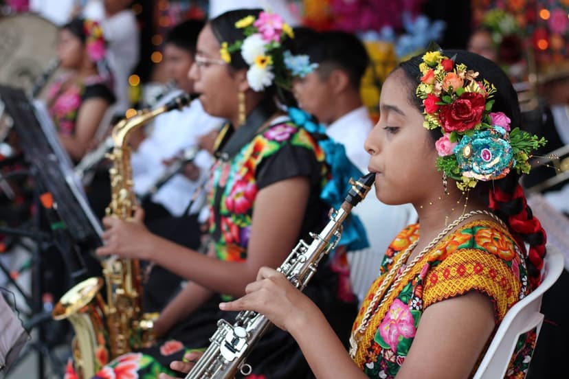 Brillante presentación de la Banda “San Vicente” y el Grupo “Saa Stinu” en Veracruz