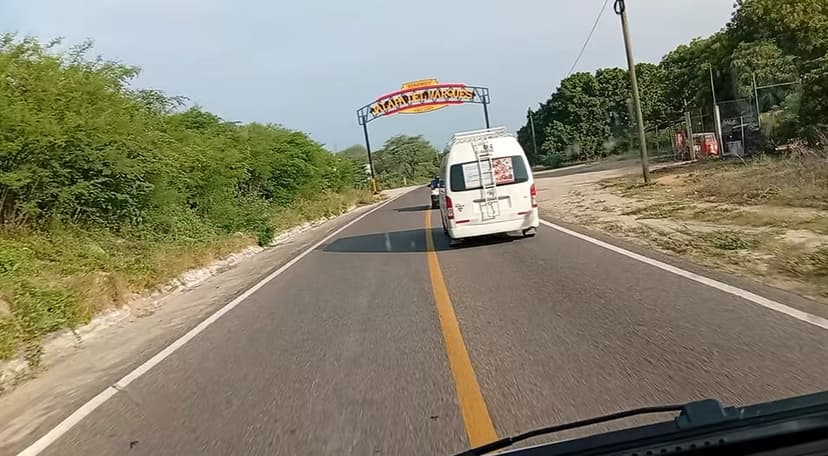 Usuarios denuncian a chofer de Urvan por sembrar el terror en la carretera federal
