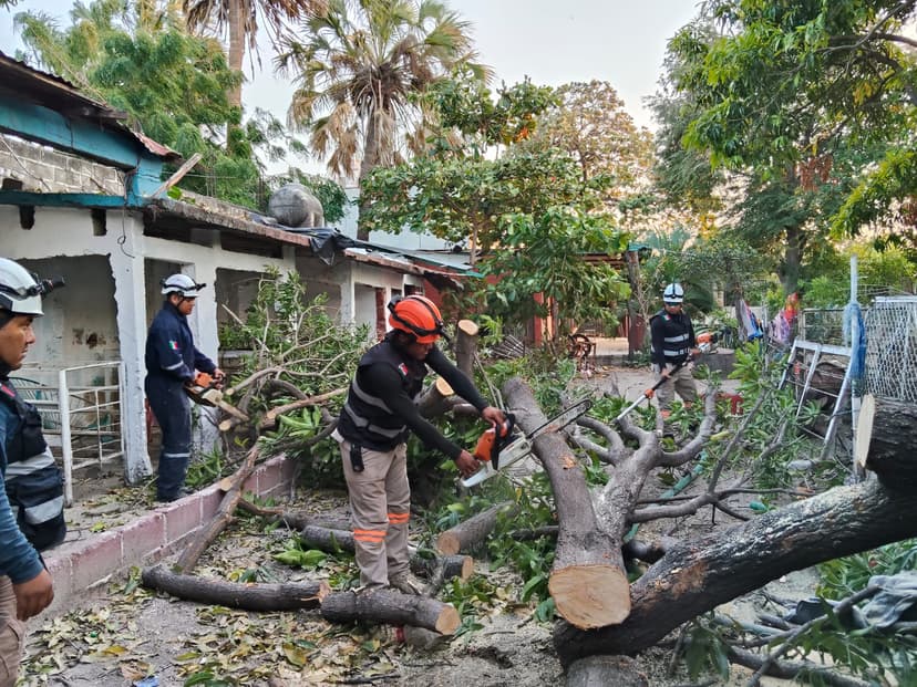 PROTECCIÓN CIVIL JUCHITÁN MANTIENE SU ATENCIÓN A REPORTES, ANTE LA PRESENCIA DEL FRENTE FRÍO #27