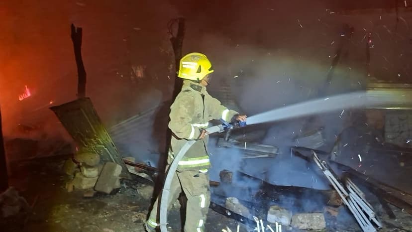 Voraz incendio consume vivienda de madera y lámina en la colonia COCEI