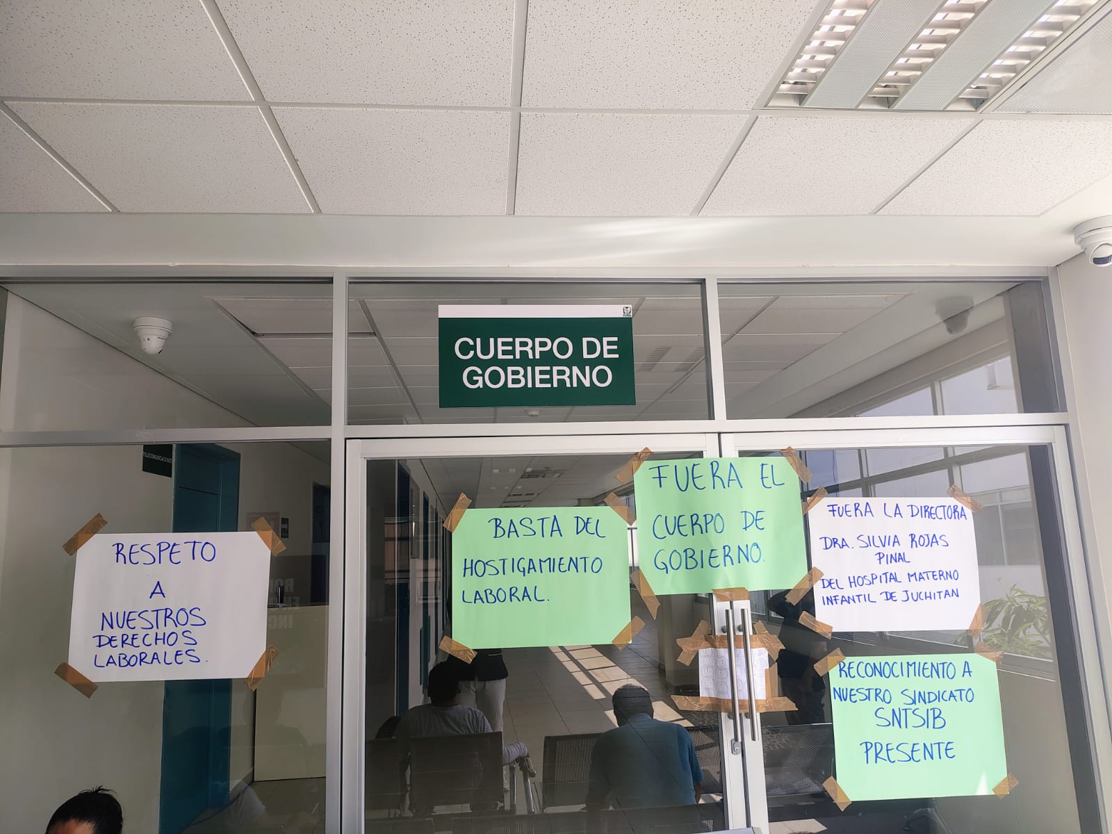 Trabajadores exigen destitución de directivos del Hospital de 30 Camas de Juchitán